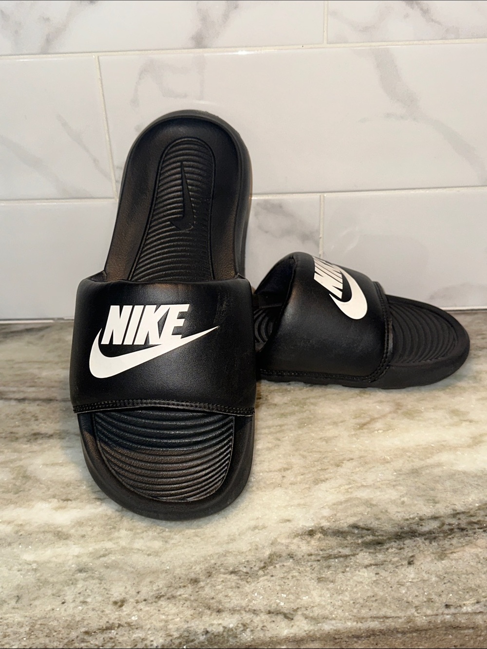 Nike Victori One SLIDES Black White Sandals Mens Sz 7 Womens Sz 8 CN9675
002